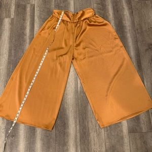 Micas wide flowy pants.